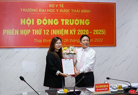 PGS.TS Nguyễn Quốc Tiến - Chủ tịch Hội đồng trường trao Quyết định bổ sung thành viên Hội đồng trường đối với bà Võ Lê Thu Phương, sinh viên ngành Y khoa K49