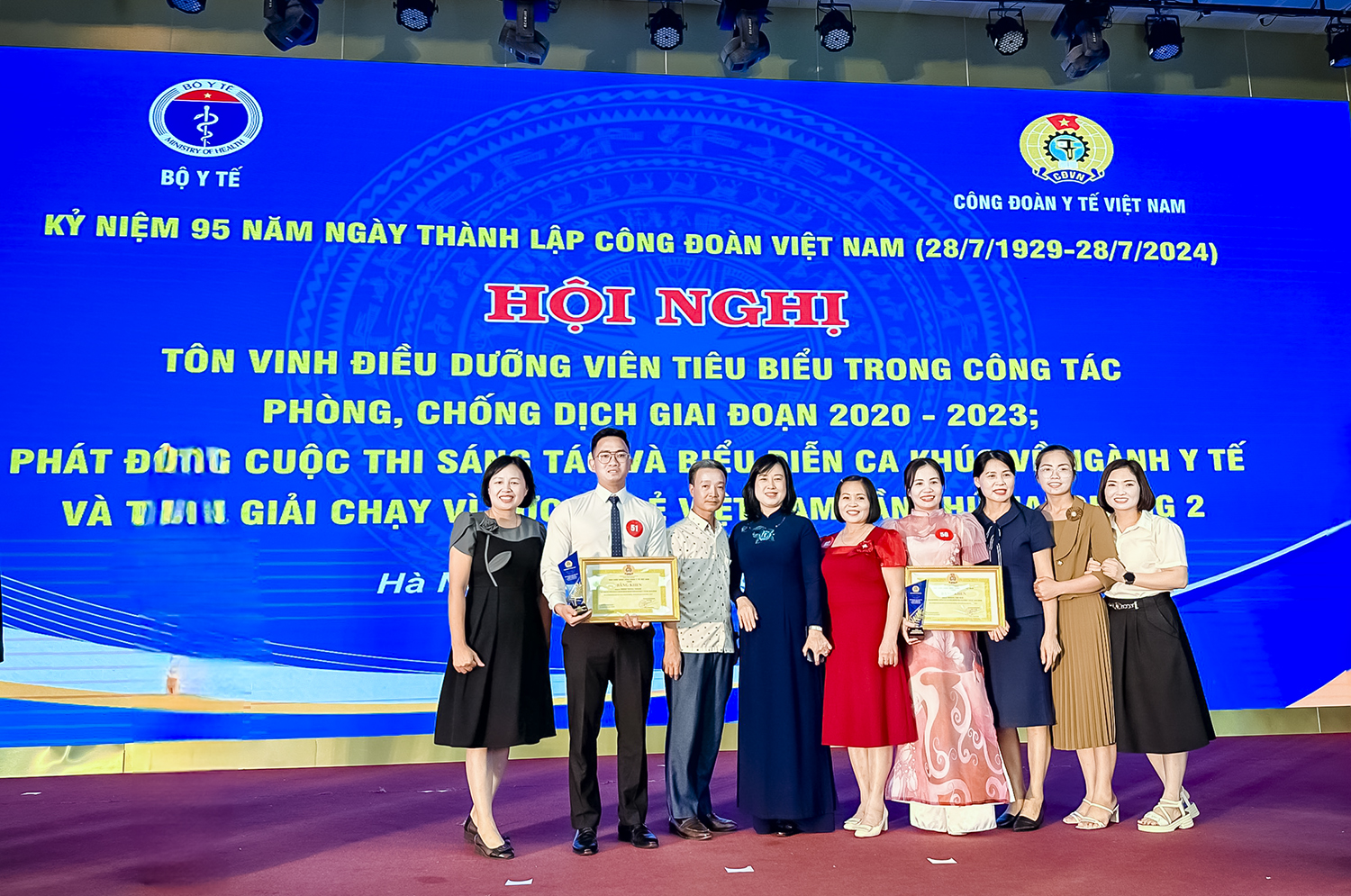 Các đại biểu của Công đoàn Nhà cái Ee88
 và Công đoàn ngành Y tế Thái Bình chụp ảnh lưu niệm tại Hội nghị