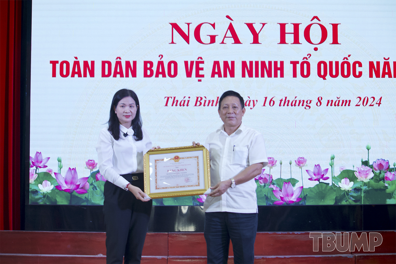 Thừa ủy quyền của Chủ tịch UBND tỉnh Thái Bình, đồng chí Trần Thị Nụ - Phó Bí thư Đảng ủy khối các cơ quan và doanh nghiệp tỉnh trao Bằng khen cho Nhà trường