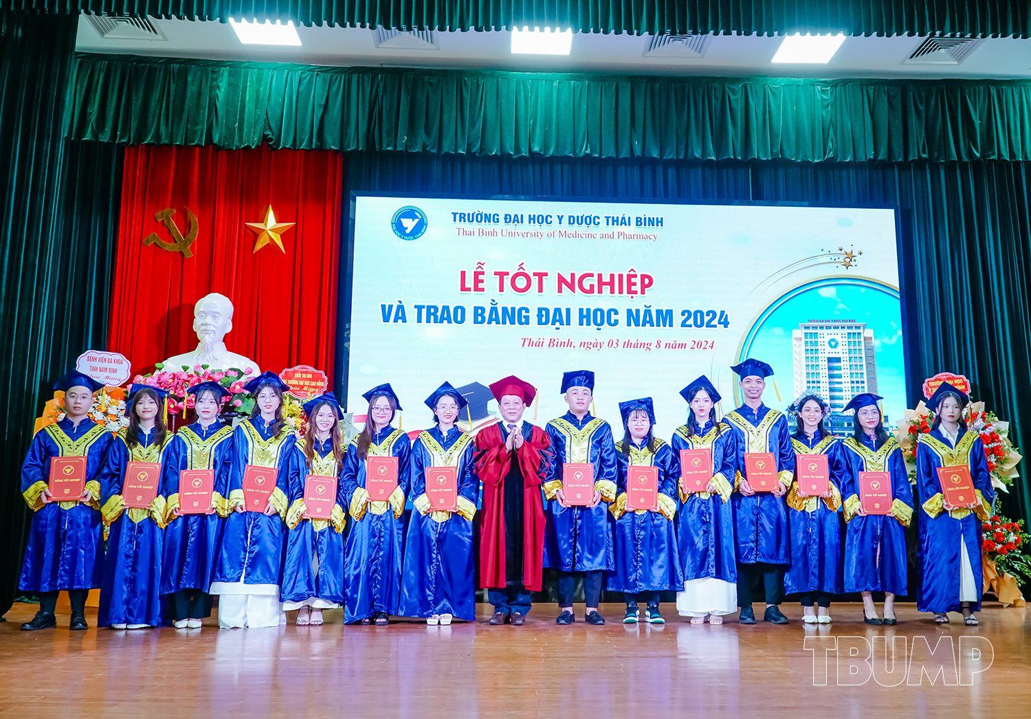 PGS.TS Nguyễn Quốc Tiến - Bí thư Đảng ủy, Chủ tịch Hội đồng trường trao bằng tốt nghiệp cho các tân bác sĩ, dược sĩ, cử nhân