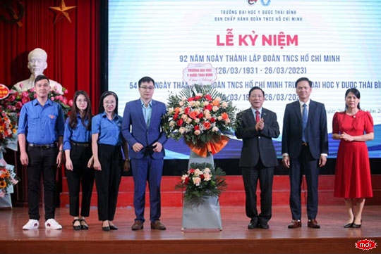 Lãnh đạo Nhà trường tặng hoa chúc mừng Đoàn Thanh niên Trường